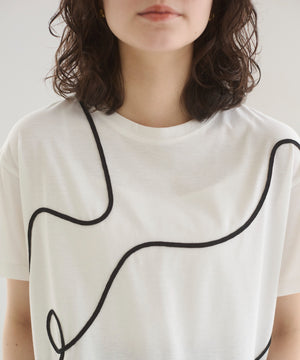 コード刺繍デザインTシャツ