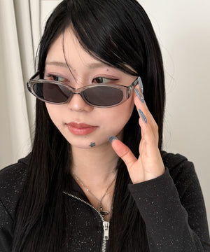 グレー