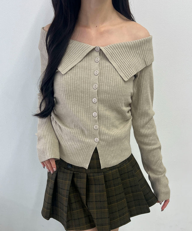 フロントボタンオフショルトップス/ベージュ モデル：158㎝ F着用