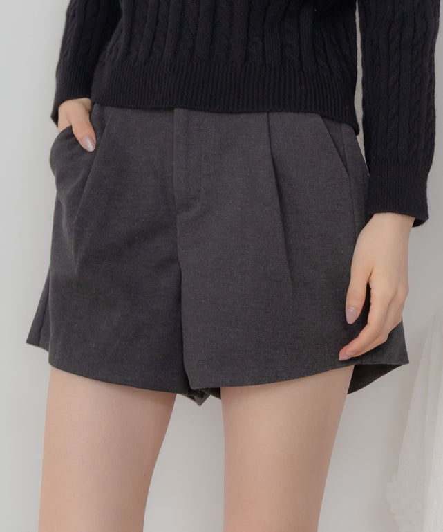 タックショートパンツ/グレー モデル：166㎝ F着用