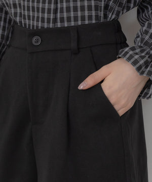 タックショートパンツ