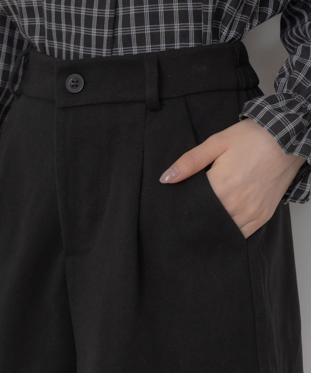 タックショートパンツ