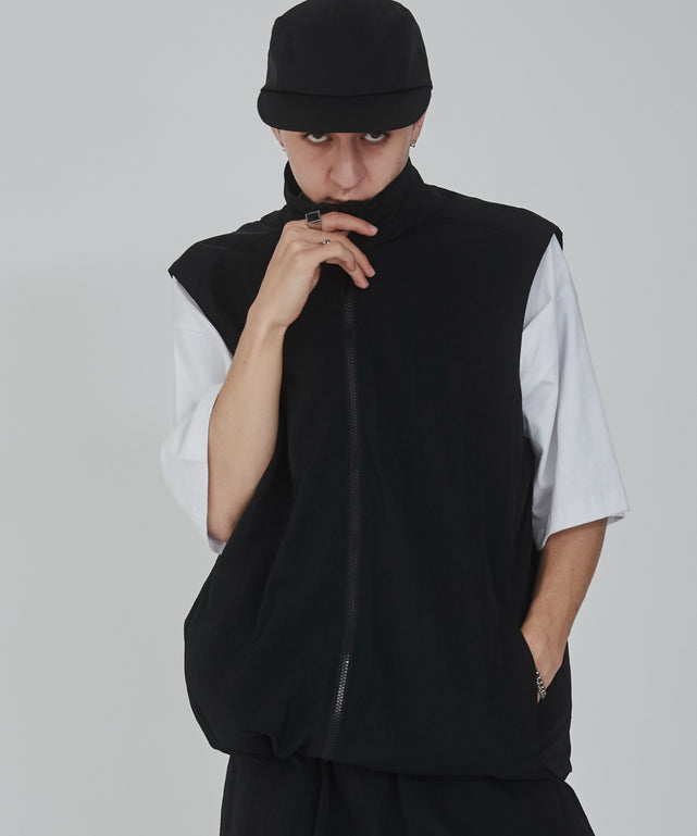 ナイロンベスト/ブラック モデル：176cm L着用