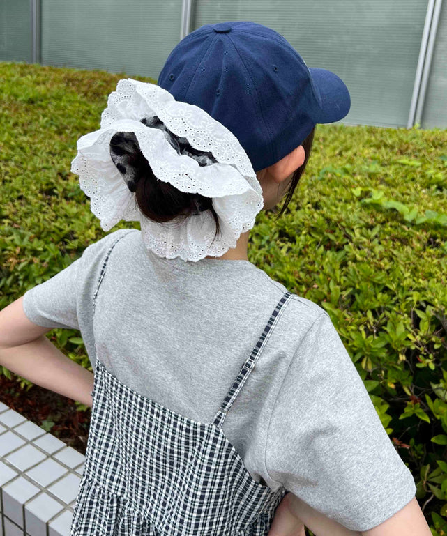 グレー