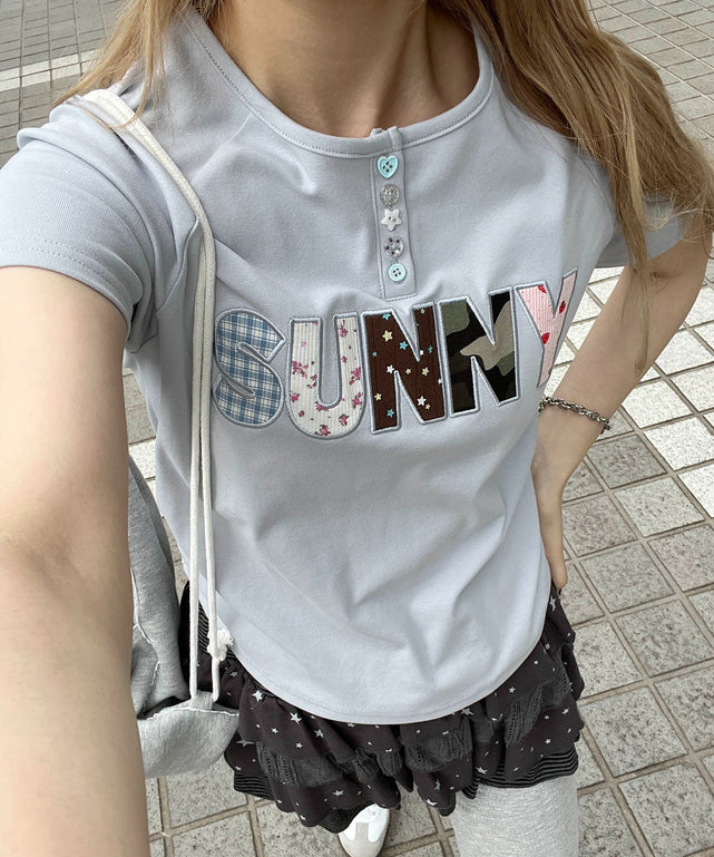 アソートボタンパッチワークロゴTシャツ/サックス モデル：160㎝ F着用