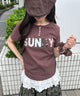 アソートボタンパッチワークロゴTシャツ/ブラウン モデル：157㎝ F着用