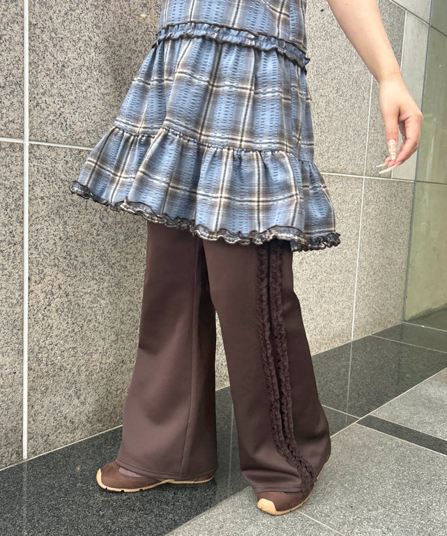 フリルラインフレアパンツ/ブラウン モデル：154㎝ F着用