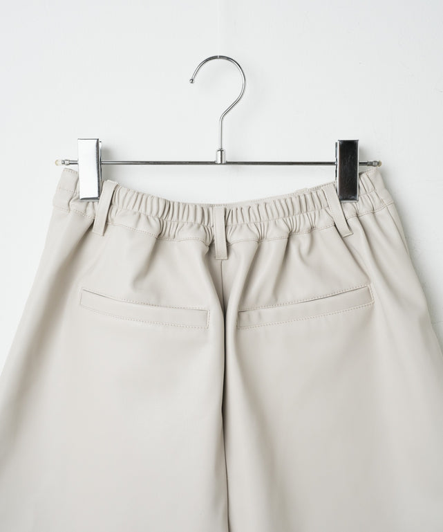 合皮タックショートパンツ