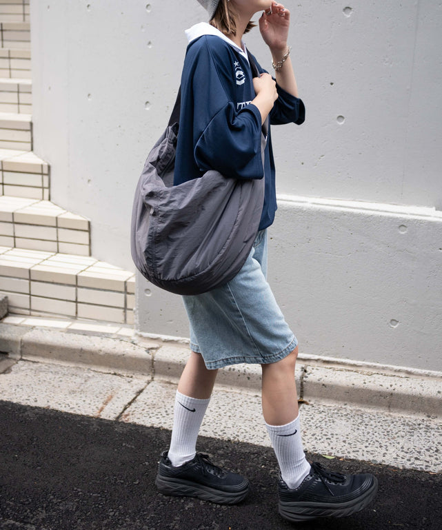 グレー
