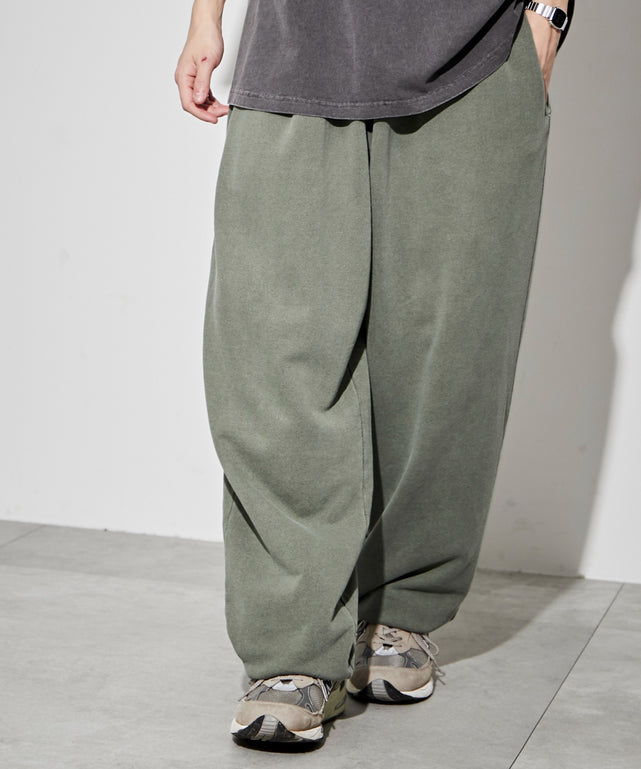 WIDE SWEAT PANTS/カーキ モデル：174㎝ L着用