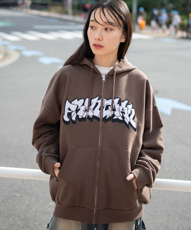 ワッペンロゴZIPパーカー/ブラウン　モデル:161cm L着用