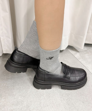 グレー