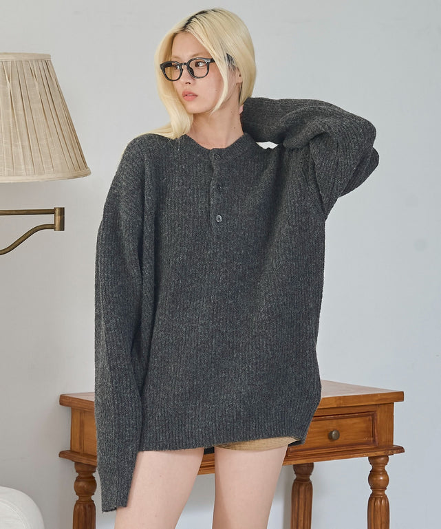 ヘンリーネックニットPO/チャコール　モデル：166cm L着用