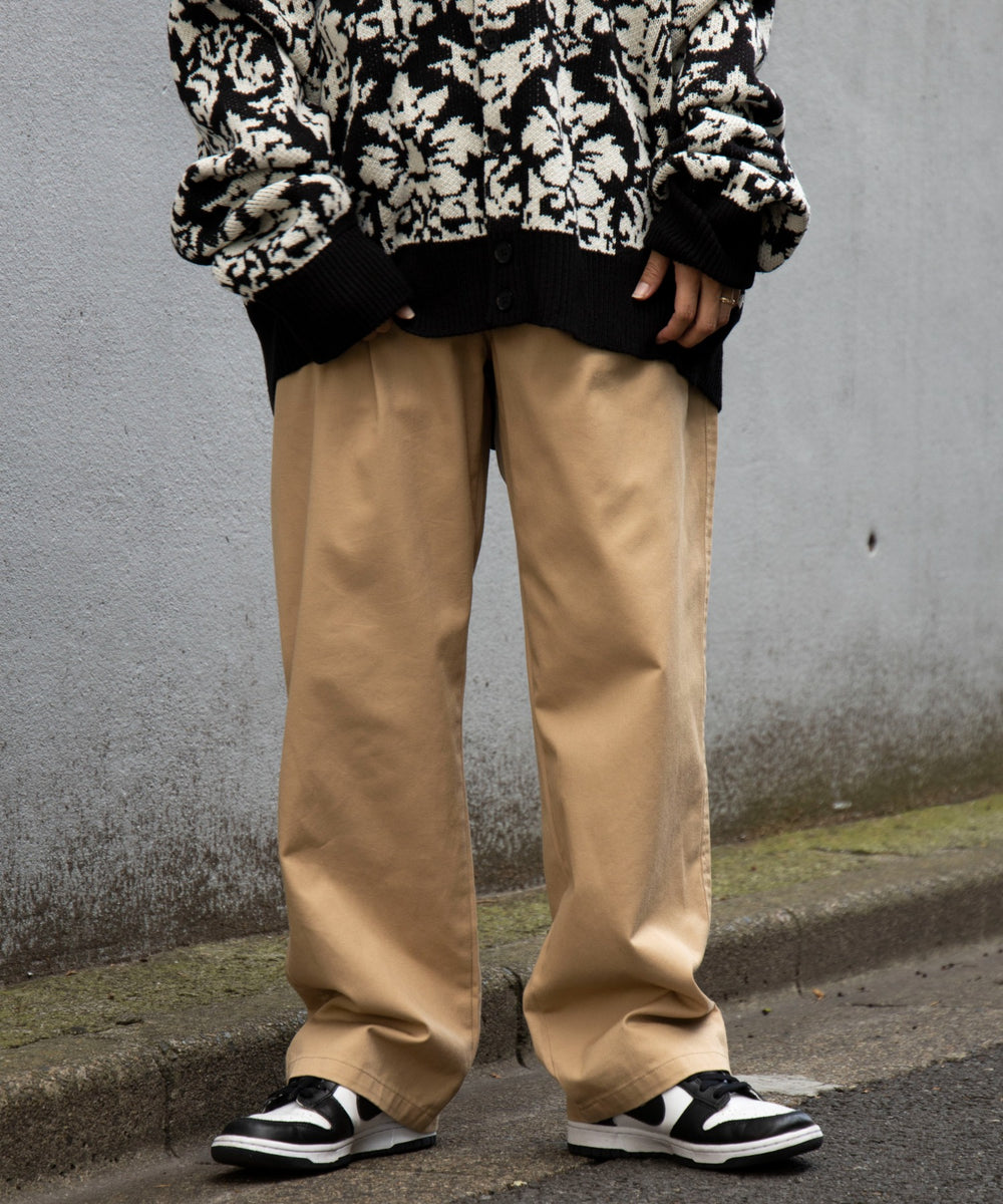ベージュ　モデル：155cm L着用